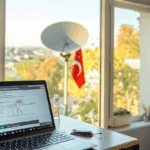 Modern ev ofisinde, Starlink uydu anteni ve internet hız testi sonuçları gösteren dizüstü bilgisayar, Türkiye bayrağı arka planda.