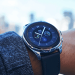 Samsung Galaxy Watch 6 Classic bilekte, doğal ışıkta şehir manzarası önünde, modern ve şık tasarım detaylarıyla.