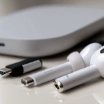 Beyaz yüzeyde modern USB-C kablosu yanında kablosuz kulaklıklar, minimal tasarım ve doğal ışıkla vurgulanmış teknoloji ürünü.