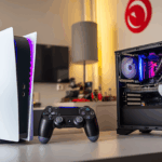 Modern oyun odasında RGB ışıklı özel yapım PC ve PlayStation 5 Pro konsol, arka planda Türk bayrağı ile fiyat karşılaştırması.